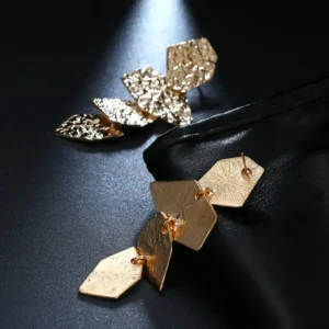 Yaprak Küpe Asimetrik Model Gold Tasarım, bir çift ürün genel görünüm, siyah fon.