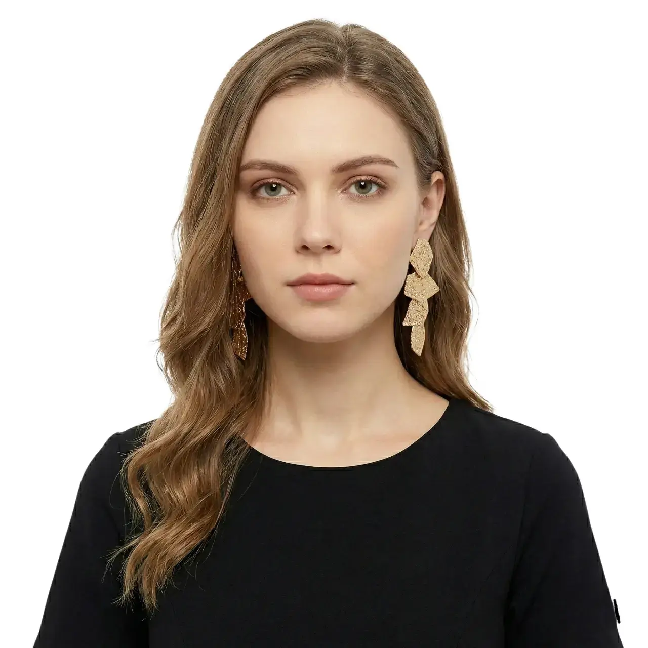Yaprak Küpe Asimetrik Model Gold Tasarım, mankende önden görünüm, beyaz fon.