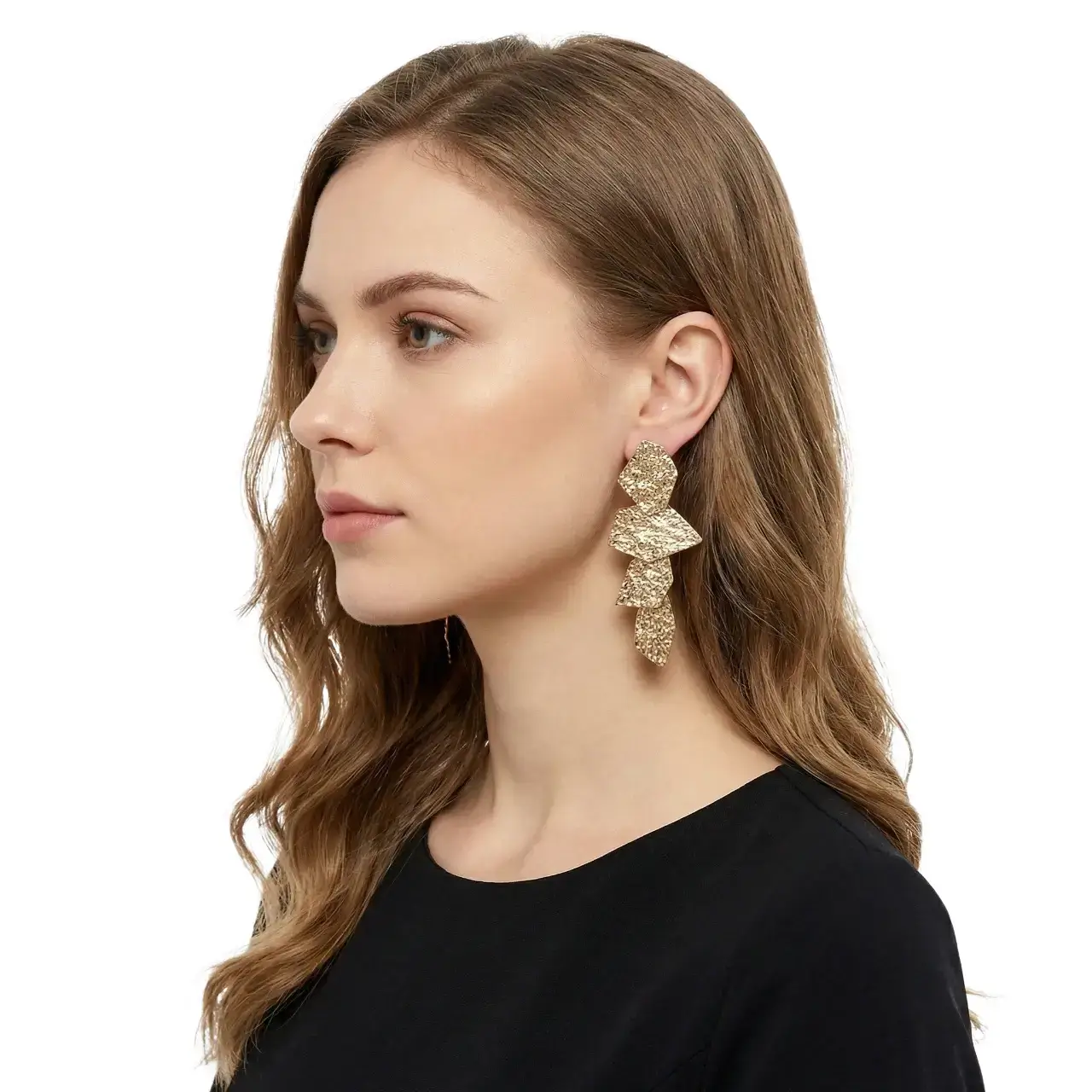 Yaprak Küpe Asimetrik Model Gold Tasarım, mankende profilden görünüm, beyaz fon.