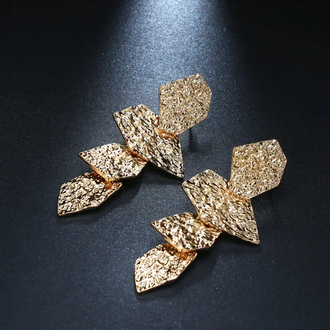 Yaprak Küpe Asimetrik Model Gold Tasarım, ürün detay poz, siyah fon.