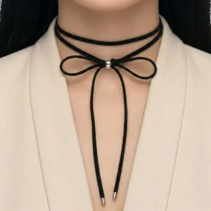 Beyaz fon üzerinde manken üzerinde deri görünümlü sokak stili choker kolyenin önden çekim yakın detay pozu.