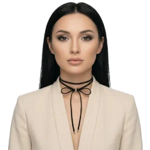 Beyaz arka planda manken üzerinde deri görünümlü sokak stili choker kolyenin önden pozu.