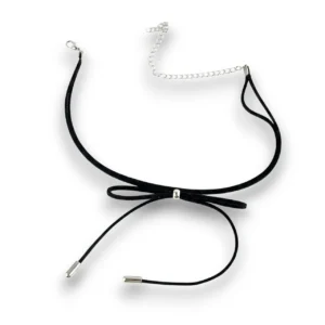 Beyaz arka planda deri görünümlü sokak stili choker kolyenin genel görünümü.