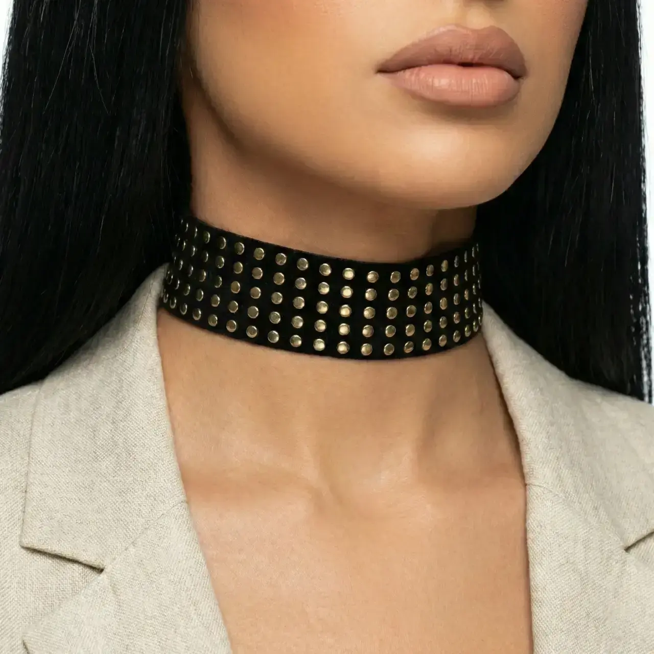 Beyaz arka planda manken boynunda Gold Pullu Elastik Tasarım Choker Kolye detay çekimi.
