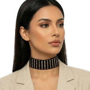 Beyaz fon üzerinde Gold Pullu Elastik Tasarım Choker Kolye ile mankenin hafif sağdan pozu.