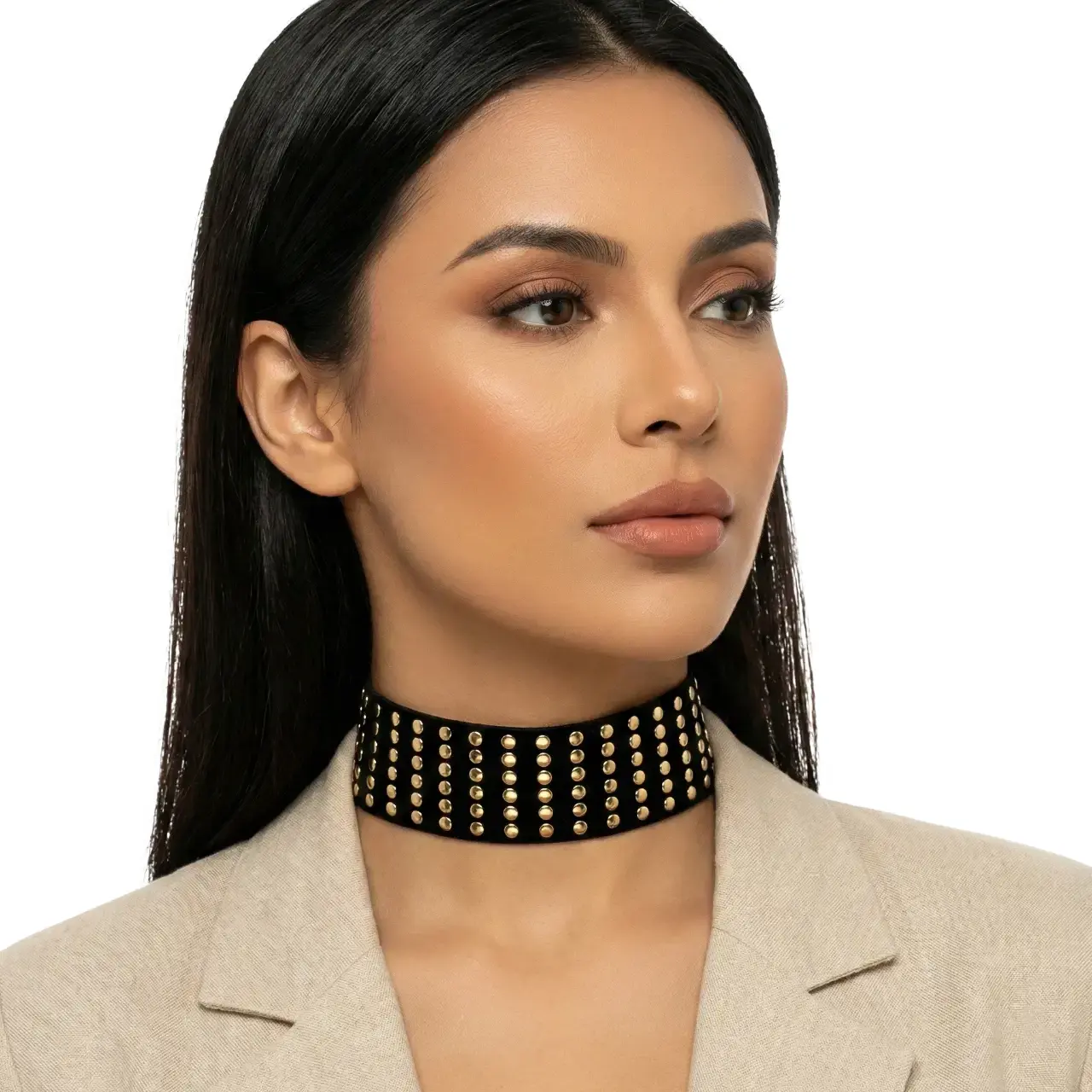 Beyaz fon üzerinde Gold Pullu Elastik Tasarım Choker Kolye ile mankenin hafif sağdan pozu.