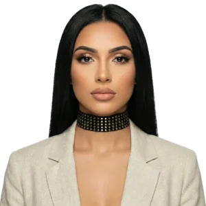 Beyaz arka planda manken üzerinde Gold Pullu Elastik Tasarım Choker Kolye önden çekimi.