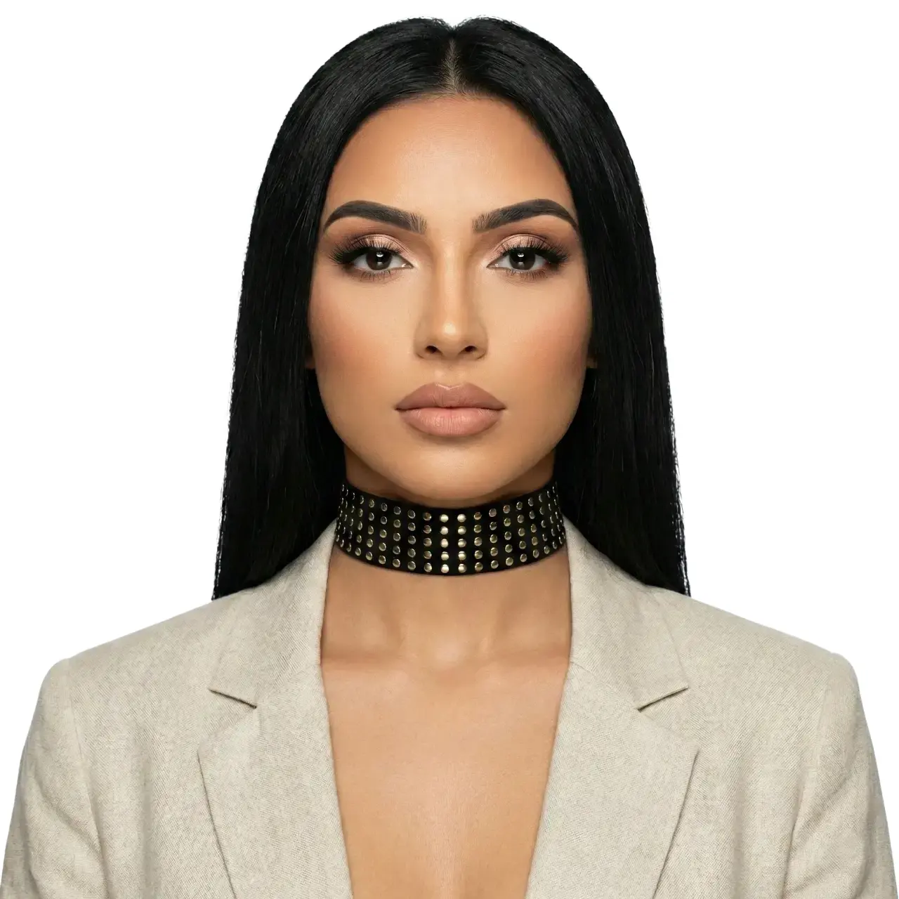Beyaz arka planda manken üzerinde Gold Pullu Elastik Tasarım Choker Kolye önden çekimi.