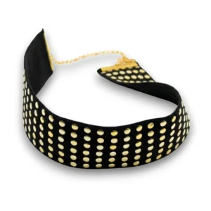 Beyaz fon üzerinde Gold Pullu Elastik Tasarım Choker Kolye genel görünümü.