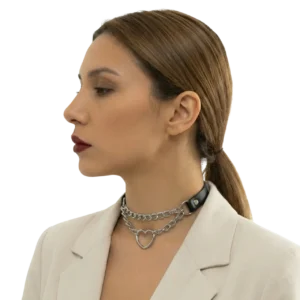 Beyaz fon üzerinde kalp figürlü gümüş kaplama choker kolye ile mankenin sol profilden pozu.
