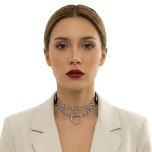 Beyaz arka planda kalp figürlü gümüş kaplama choker kolye takan mankenin önden pozu.