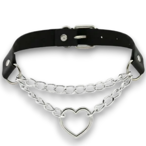 Beyaz arka planda kalp figürlü gümüş kaplama choker kolyenin genel görünümü.