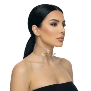 Beyaz arka planda manken üzerinde minimal tasarım çengelli iğneli şeffaf choker önden pozlaması.