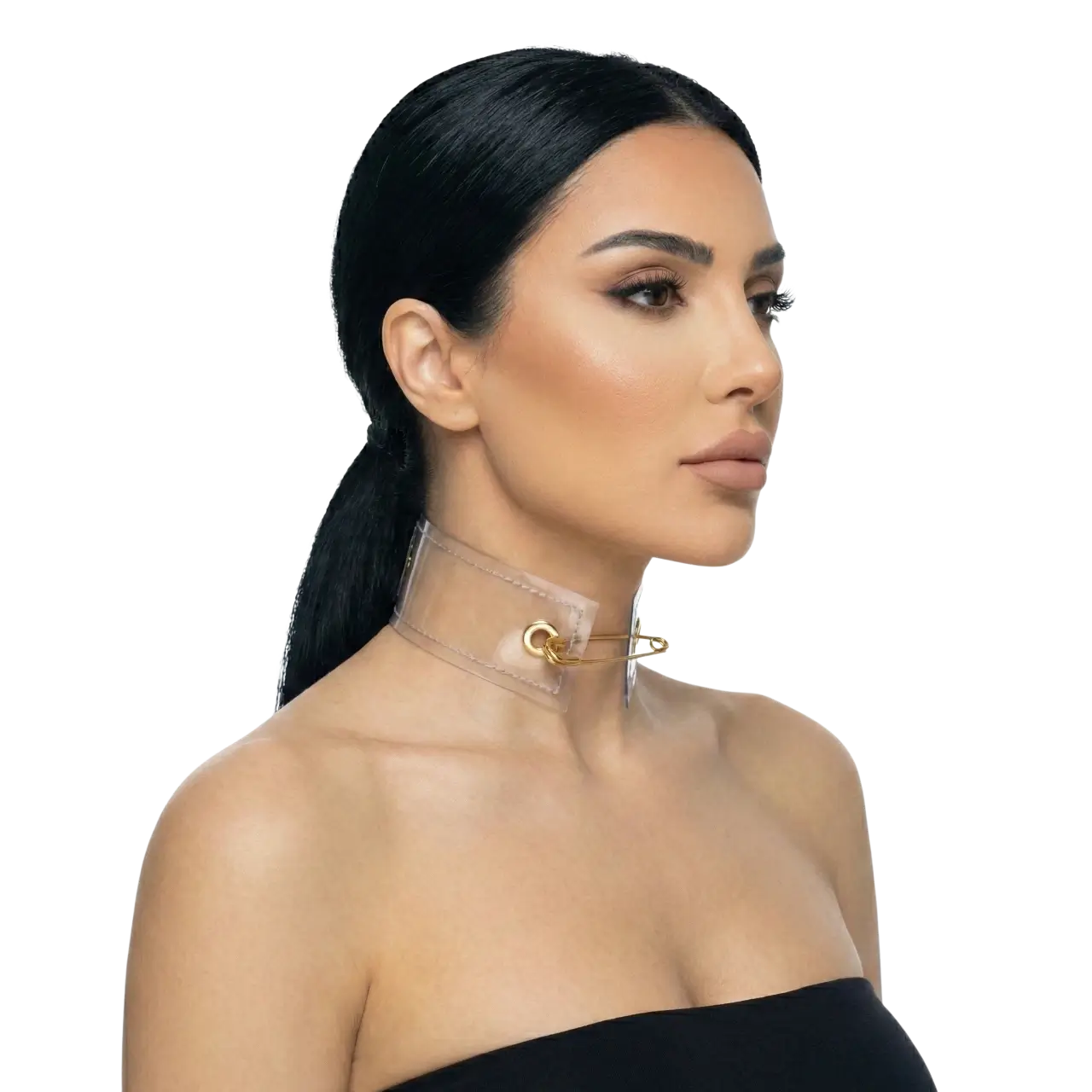 Beyaz arka planda manken üzerinde minimal tasarım çengelli iğneli şeffaf choker önden pozlaması.