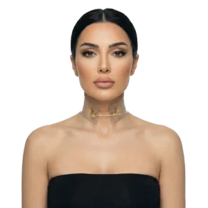 Beyaz arka planda manken üzerinde minimal tasarım çengelli iğneli şeffaf choker önden pozlaması.
