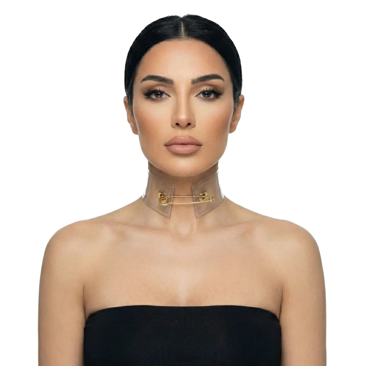 Beyaz arka planda manken üzerinde minimal tasarım çengelli iğneli şeffaf choker önden pozlaması.