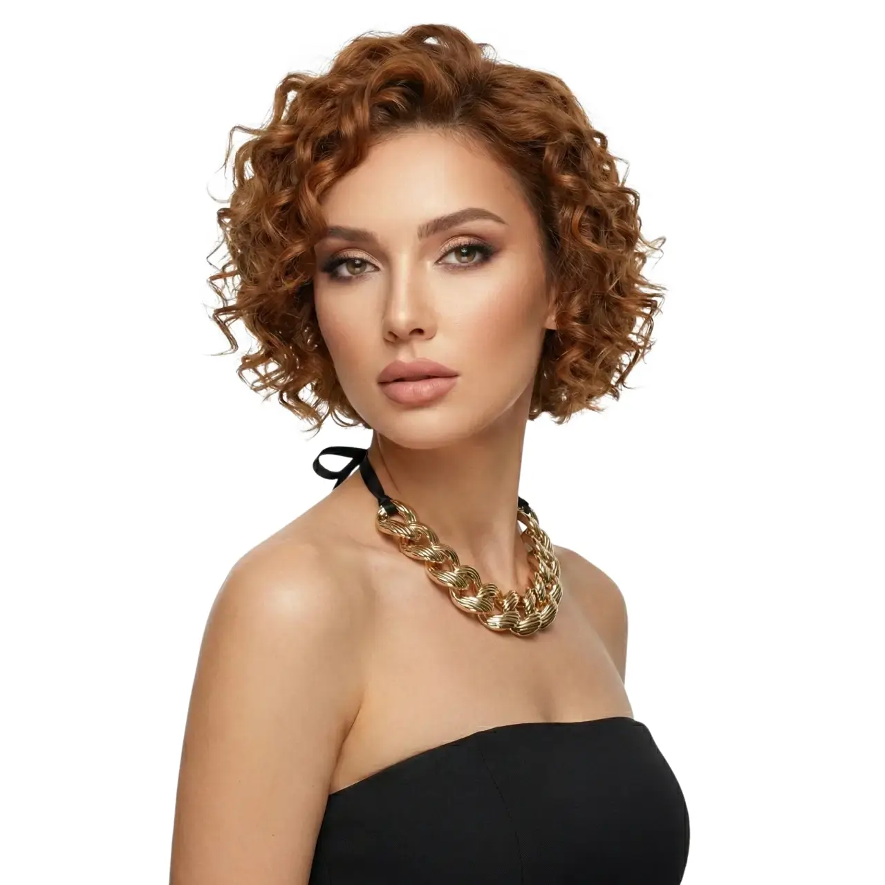 Beyaz fon üzerinde saten kurdeleli altın kaplama zincir choker ile mankenin yandan pozu.