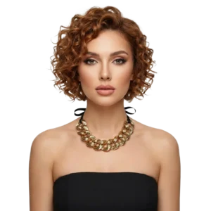 Beyaz arka planda manken üzerinde saten kurdeleli altın kaplama zincir choker önden çekimi.