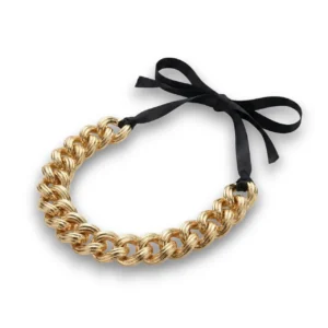 Beyaz arka planda saten kurdeleli altın kaplama zincir choker genel görünümü.