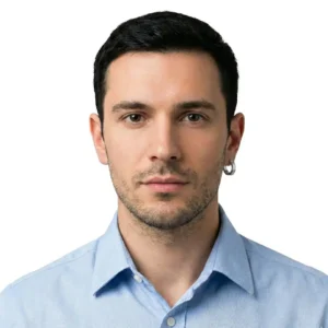 Erkek manken üzerinde önden çekim sıkıştırmalı model gümüş renk çelik küpe TikiTonki