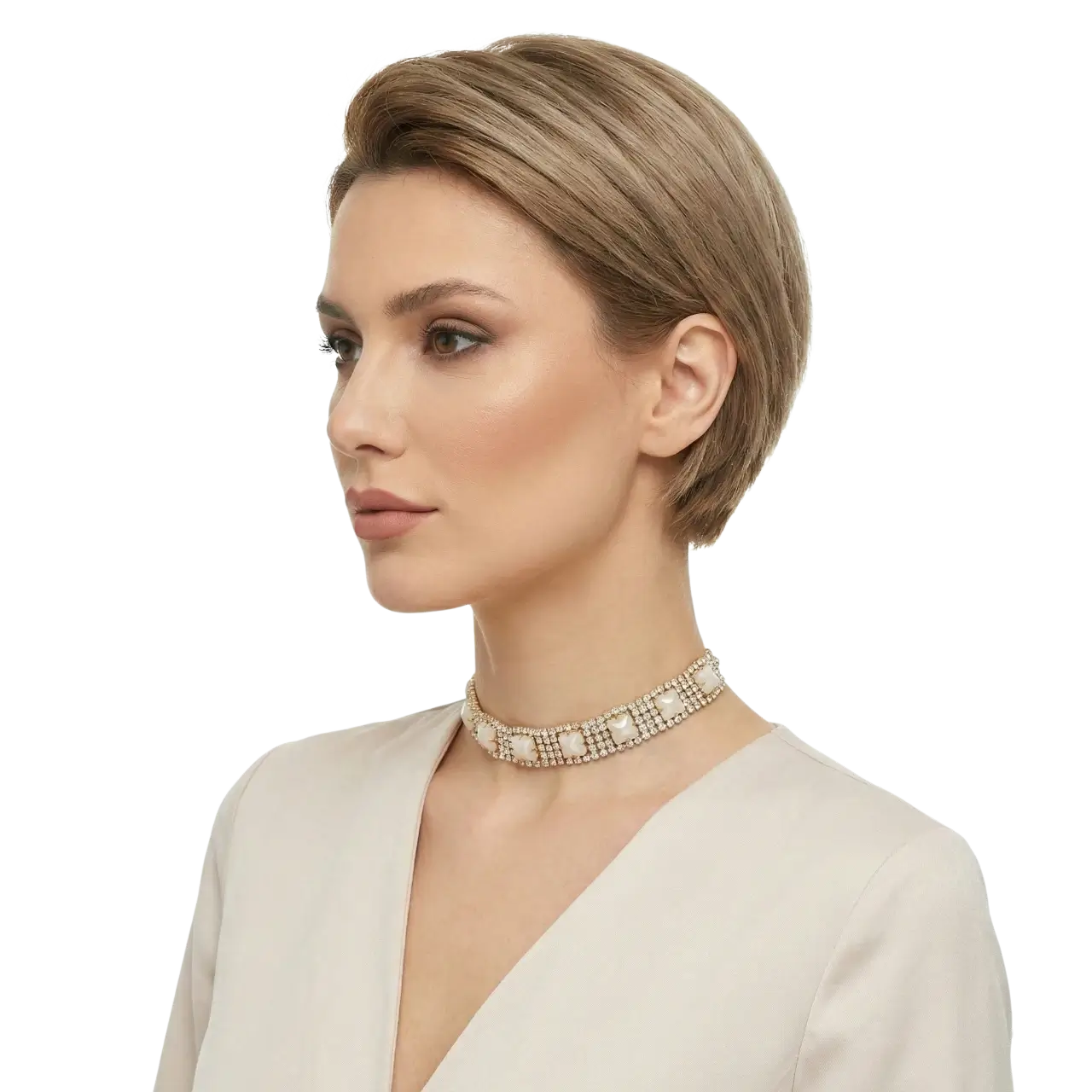Beyaz fon üzerinde zirkon taşlı inci detay gold choker ile mankenin sol profilden pozu.