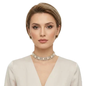 Beyaz arka planda manken üzerinde zirkon taşlı inci detay gold choker önden çekimi.