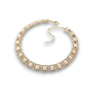 Beyaz arka fon üzerinde zirkon taşlı inci detay gold choker genel görünümü.