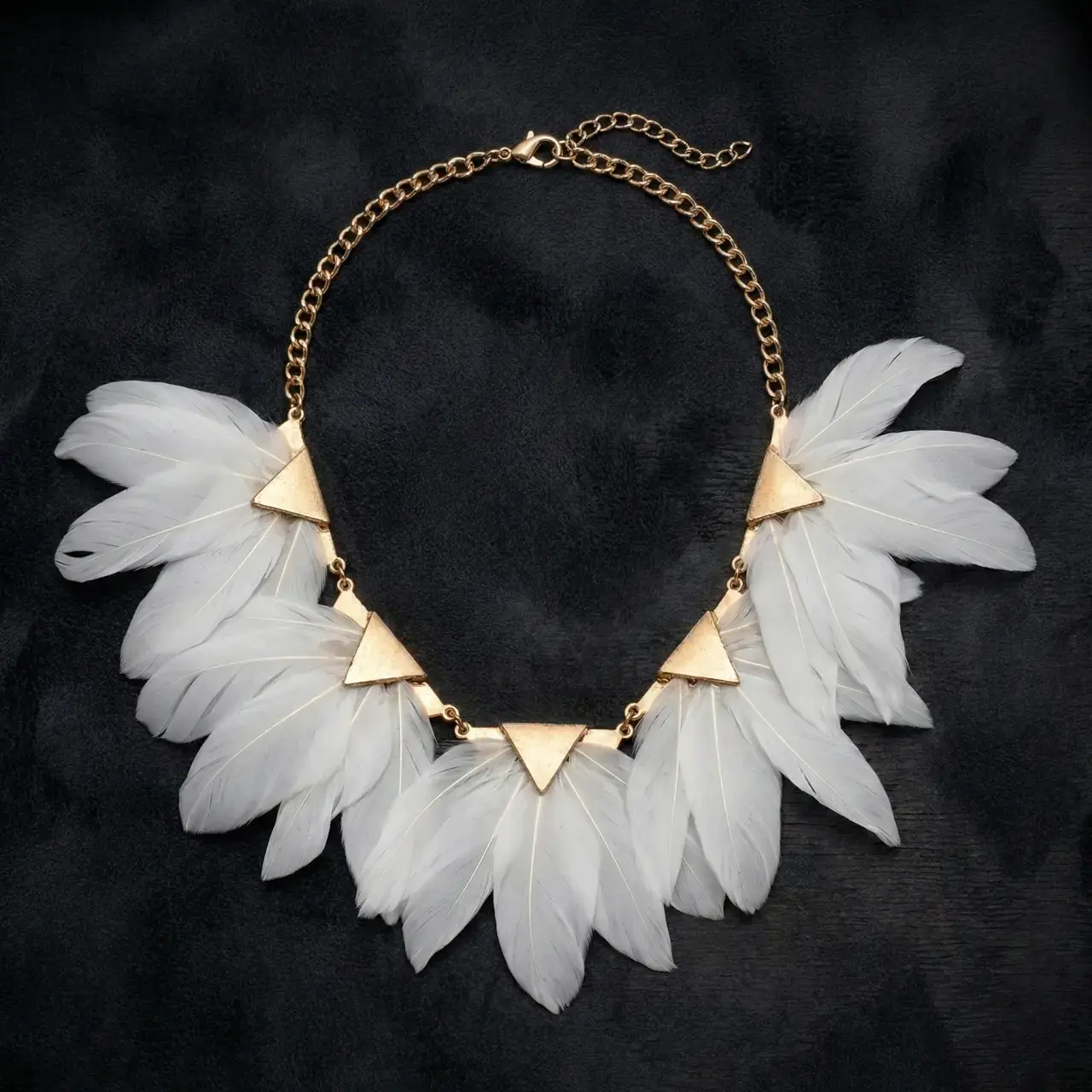 Gotik Tarz Kuş Tüylü Choker Kolye beyaz tasarımı genel görünümüyle beyaz arka planda zarif detaylarını yansıtıyor.
