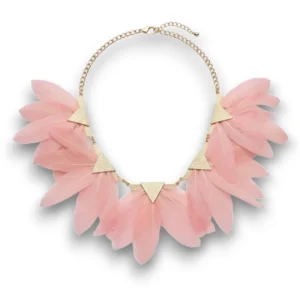 Gotik Tarz Kuş Tüylü Choker Kolye pembe tasarımı genel görünümüyle beyaz arka planda hacimli yapısını yansıtıyor.