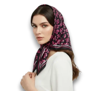 Manken üzerinde başörtüsü tarzı yandan görünüm siyah çapa desenli ipeksi dokulu saten eşarp TikiTonki