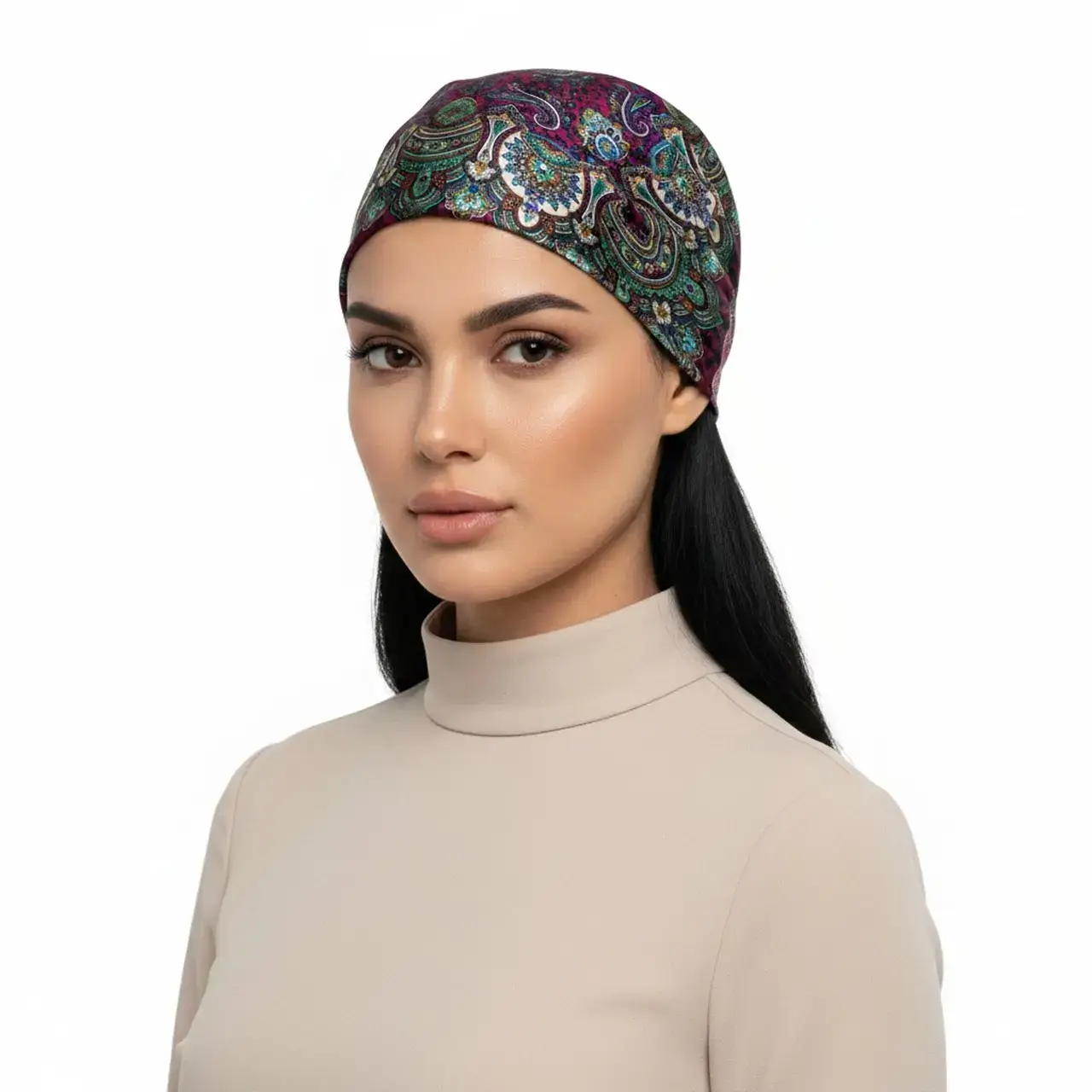 Çiçek Desenli Eflatun Renk Saten Eşarp, bej bluzlu mankende bandana tarzı kullanım.