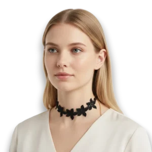 Manken kadın üzerinde beyaz bluz kombiniyle hafif yandan çekim çiçek desenli siyah dantel choker kolye TikiTonki