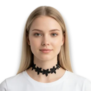 Manken kadın üzerinde beyaz bluz kombiniyle önden çekim çiçek desenli siyah dantel choker kolye TikiTonki