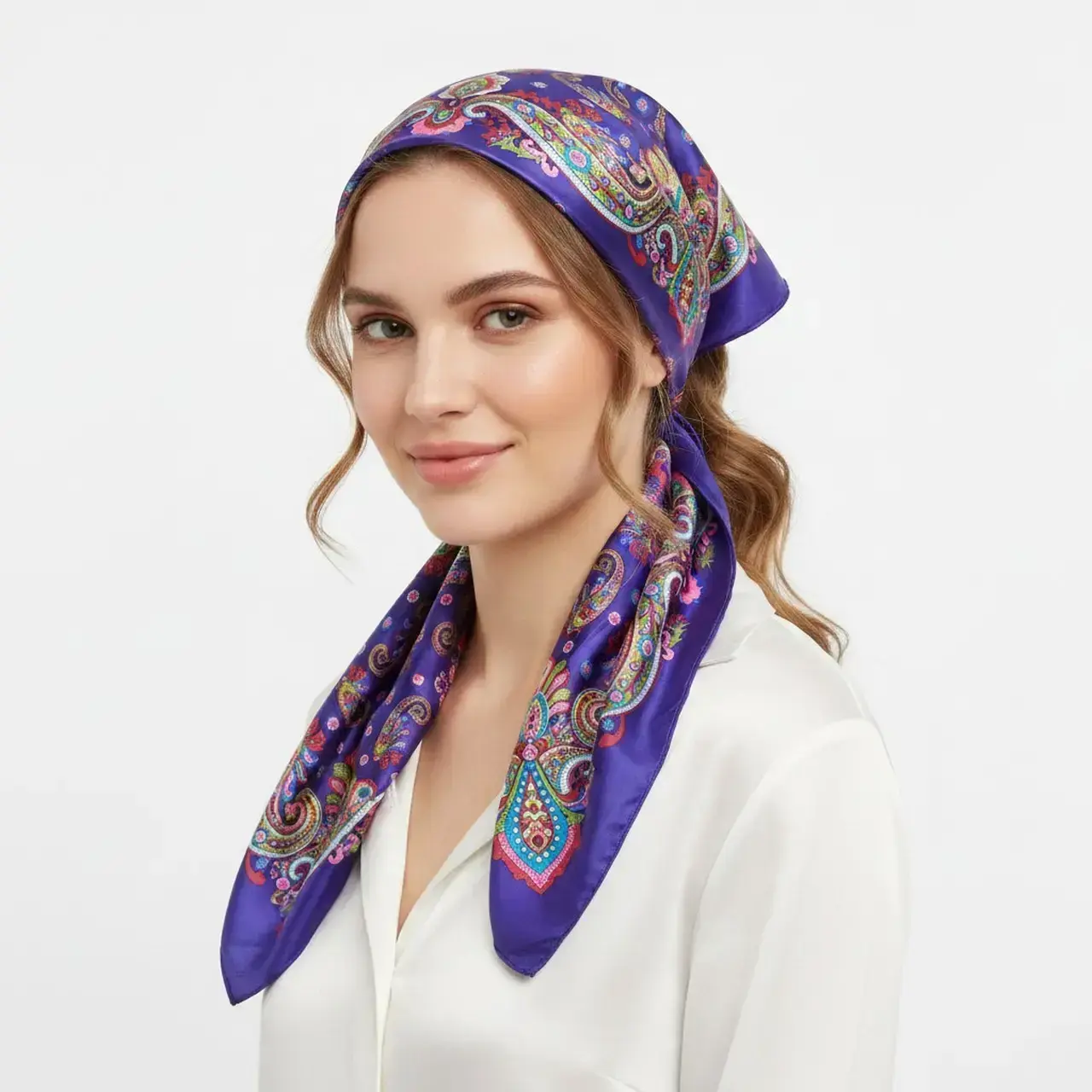 Etnik Desenli Mor Renk Saten Eşarp, beyaz bluz kombininde bandana tarzı, beyaz fon.