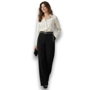 Kadın model üzerinde kumaş pantolon bluz kombinli yürürken önden görünüm kristal taşlı gümüş kaplama kemer TikiTonki