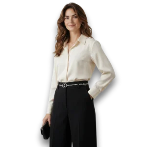 Kadın model üzerinde pantolon bluz ve el çantası kombinli önden çekim kristal taşlı gümüş kaplama kemer TikiTonki