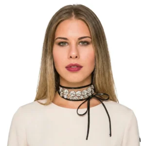 Manken kadın üzerinde siyah elbise ile önden çekim kristal taşlı siyah deri choker kolye TikiTonki