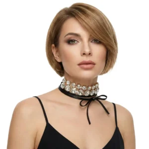 Manken kadın üzerinde siyah elbise ile önden çekim kristal taşlı siyah deri choker kolye TikiTonki