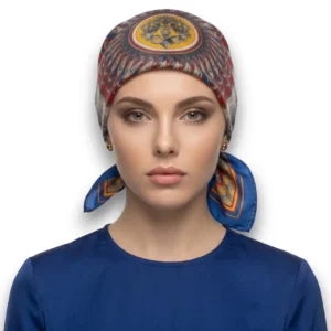 Manken kadın üzerinde bandana stilinde otantik desenli çok renkli saten eşarp TikiTonki