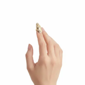 Altın Kaplama Taşlı Şeritli Tırnak Yüzüğü, mankende işaret parmağında görünüm, beyaz fon.