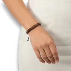 Boho Tarz Kahverengi Deri Kadın Bileklik, kadın mankende bilekte görünüm, beyaz fon.