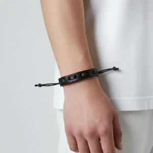Çift Katmanlı Unisex Siyah Deri Bileklik, erkek mankende kol aşağı poz, beyaz fon.