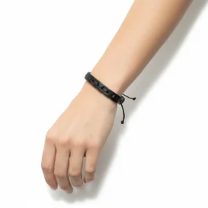 Çift Katmanlı Unisex Siyah Deri Bileklik, kadın mankende kol aşağı poz, beyaz fon.