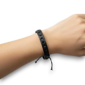 Çift Katmanlı Unisex Siyah Deri Bileklik, kadın mankende bilekte yatay duruş, beyaz fon.
