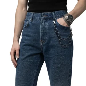 Çinko Kaplama Unisex Halkalı Pantolon Zinciri, mankende pantolon kombiniyle poz, beyaz fon.