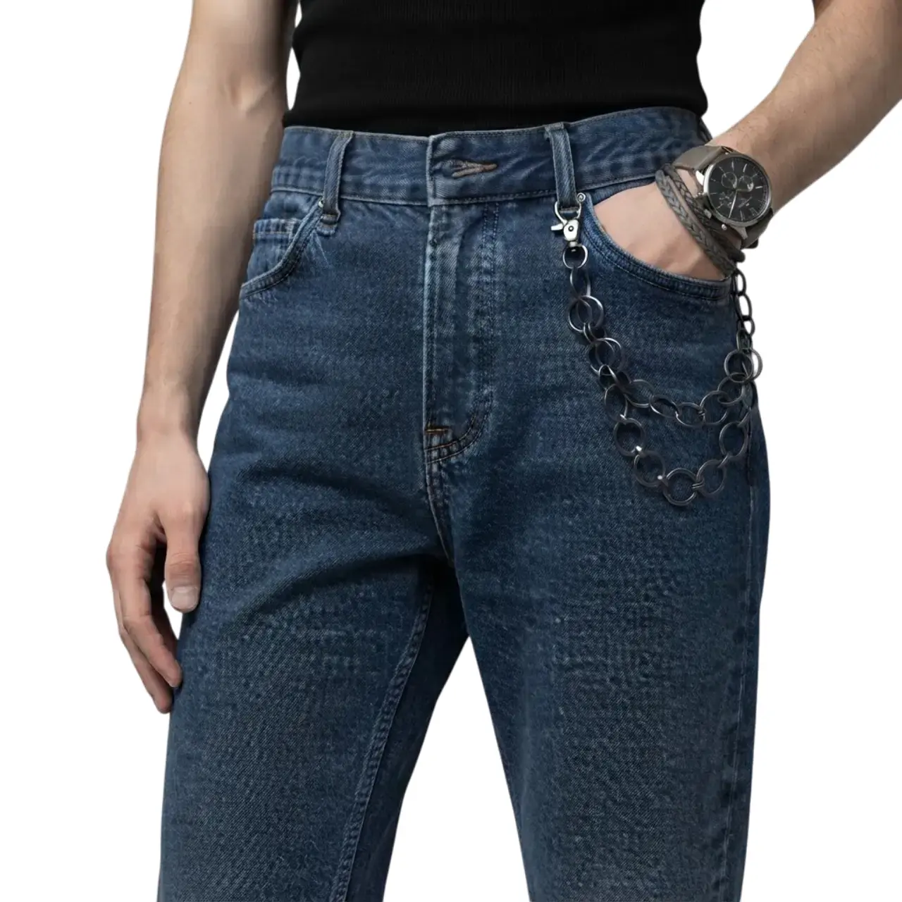 Çinko Kaplama Unisex Halkalı Pantolon Zinciri, mankende pantolon kombiniyle poz, beyaz fon.