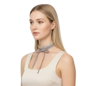 Deri İpli Kristal Taşlı Choker Kolye, mankende yandan çekim, beyaz fon.