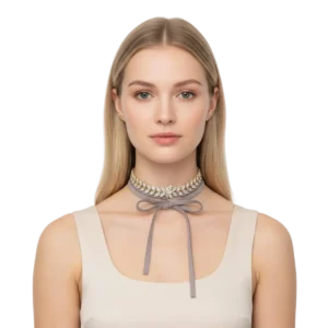 Deri İpli Kristal Taşlı Choker Kolye, mankende önden çekim, beyaz fon.