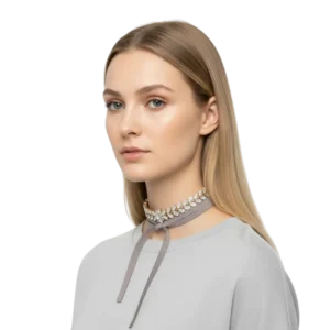 Deri İpli Kristal Taşlı Choker Kolye, mankende sol çapraz poz, beyaz fon.