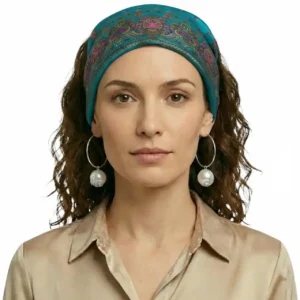 Çiçek Desenli Etnik Tasarım Yeşil Eşarp, mankende bandana tarzı, beyaz fon.